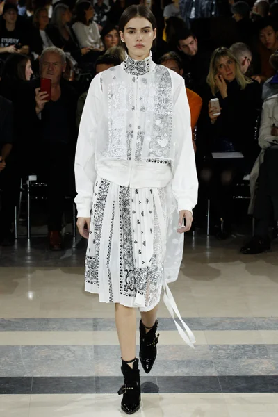 Look 18